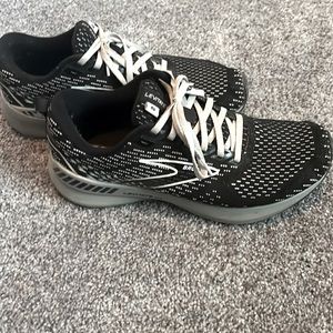 Brooks Levitate GTS 5 Size 8